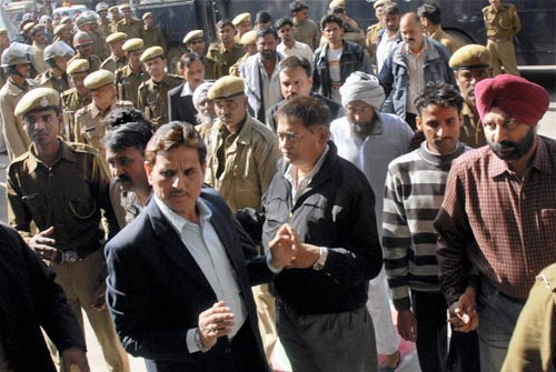 12 दिसंबर 2011: तस्वीरों में देखें दिनभर की बड़ी खबरें | पढ़ें