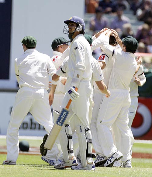 फ्लॉप बल्लेबाजी के बाद गेंदबाजों ने जगाई उम्मीद
