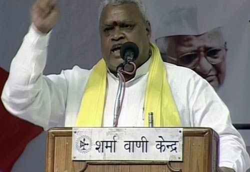 फोटो: देखें अन्ना के अनशन में किसने क्या कहा...