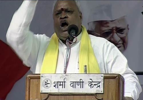 फोटो: देखें अन्ना के अनशन में किसने क्या कहा...