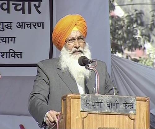 फोटो: देखें अन्ना के अनशन में किसने क्या कहा...