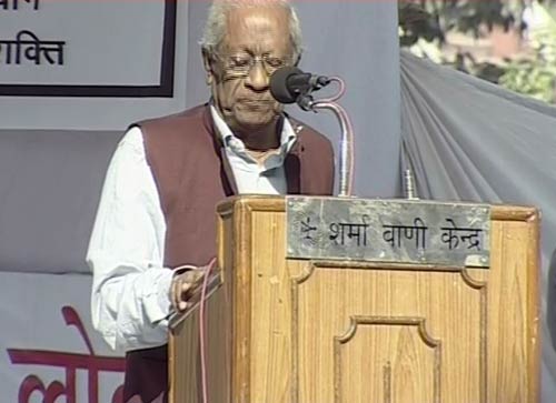 फोटो: देखें अन्ना के अनशन में किसने क्या कहा...