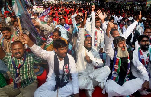 06 दिसंबर 2011: तस्वीरों में देखें दिनभर की बड़ी खबरें | पढ़ें