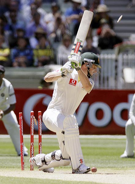 फ्लॉप बल्लेबाजी के बाद गेंदबाजों ने जगाई उम्मीद