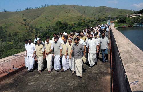 08 दिसंबर 2011: तस्वीरों में देखें दिनभर की बड़ी खबरें | पढ़ें