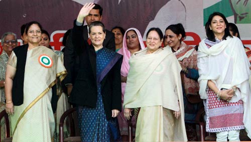 16 दिसंबर 2011: तस्वीरों में देखें दिनभर की बड़ी खबरें | पढ़ें