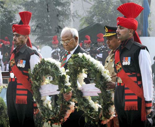 16 दिसंबर 2011: तस्वीरों में देखें दिनभर की बड़ी खबरें | पढ़ें