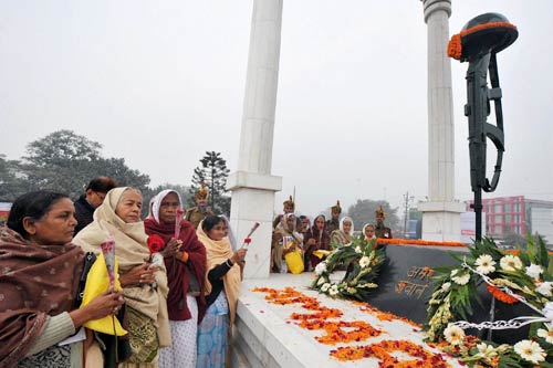 16 दिसंबर 2011: तस्वीरों में देखें दिनभर की बड़ी खबरें | पढ़ें