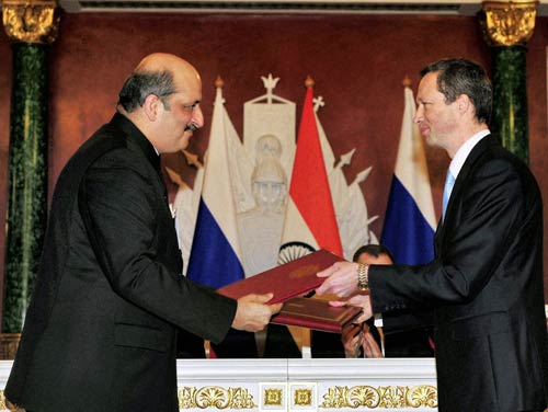 16 दिसंबर 2011: तस्वीरों में देखें दिनभर की बड़ी खबरें | पढ़ें