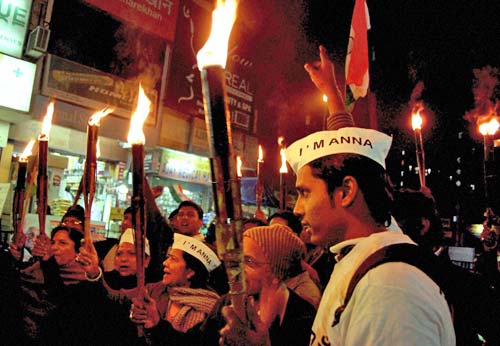 26 दिसंबर 2011: तस्वीरों में देखें दिनभर की बड़ी खबरें | पढ़ें