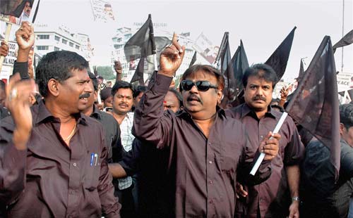 26 दिसंबर 2011: तस्वीरों में देखें दिनभर की बड़ी खबरें | पढ़ें