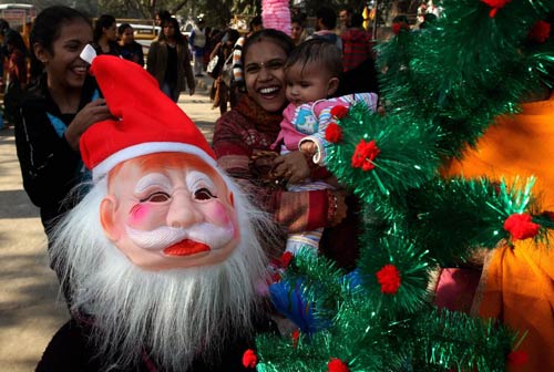 24 दिसंबर 2011: तस्वीरों में देखें दिनभर की बड़ी खबरें | पढ़ें