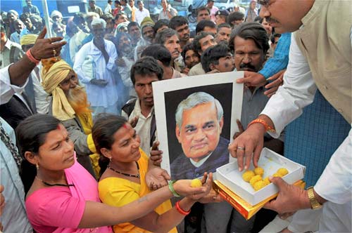 25 दिसंबर 2011: तस्वीरों में देखें दिनभर की बड़ी खबरें | पढ़ें