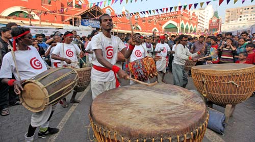 25 दिसंबर 2011: तस्वीरों में देखें दिनभर की बड़ी खबरें | पढ़ें