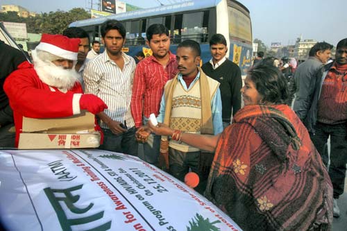 25 दिसंबर 2011: तस्वीरों में देखें दिनभर की बड़ी खबरें | पढ़ें