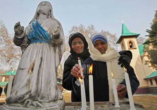 25 दिसंबर 2011: तस्वीरों में देखें दिनभर की बड़ी खबरें | पढ़ें