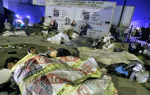 25 दिसंबर 2011: तस्वीरों में देखें दिनभर की बड़ी खबरें | पढ़ें