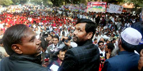 06 दिसंबर 2011: तस्वीरों में देखें दिनभर की बड़ी खबरें | पढ़ें