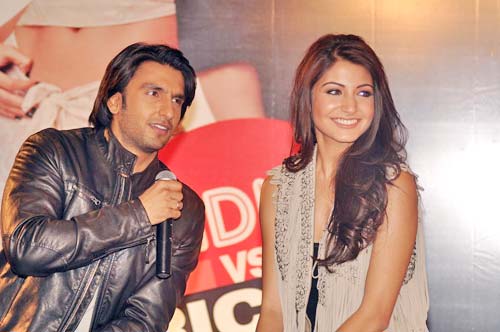 'लेडिज वर्सिज रिकी बहल' का प्रमोशन...| जिस्‍म दिखाने की होड़...