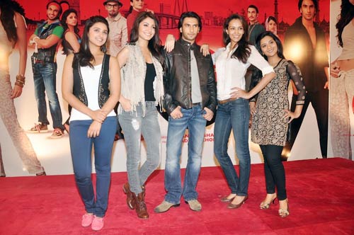 'लेडिज वर्सिज रिकी बहल' का प्रमोशन...| जिस्‍म दिखाने की होड़...