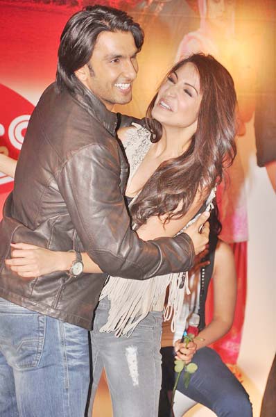 'लेडिज वर्सिज रिकी बहल' का प्रमोशन...| जिस्‍म दिखाने की होड़...