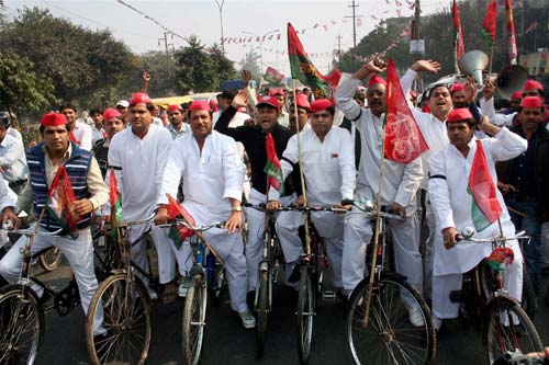 06 दिसंबर 2011: तस्वीरों में देखें दिनभर की बड़ी खबरें | पढ़ें