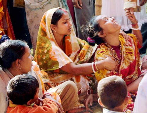 15 दिसंबर 2011: तस्वीरों में देखें दिनभर की बड़ी खबरें | पढ़ें