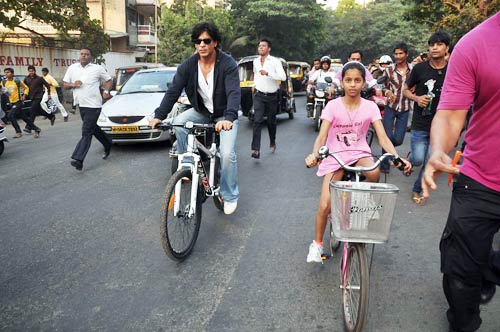 मुंबई में 'किंग खान' ने की 'शान की सवारी' | शाहरुख पर विशेष