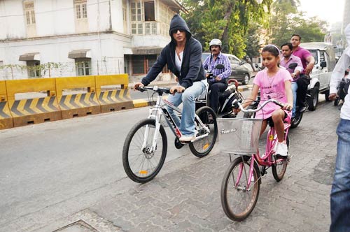 मुंबई में 'किंग खान' ने की 'शान की सवारी' | शाहरुख पर विशेष