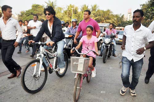 मुंबई में 'किंग खान' ने की 'शान की सवारी' | शाहरुख पर विशेष