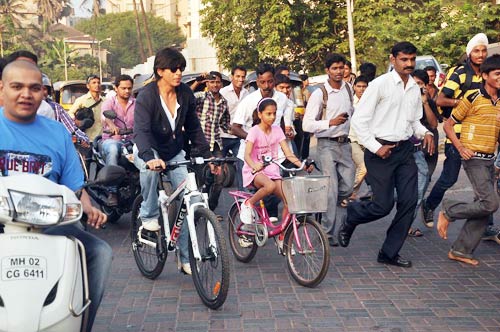 मुंबई में 'किंग खान' ने की 'शान की सवारी' | शाहरुख पर विशेष