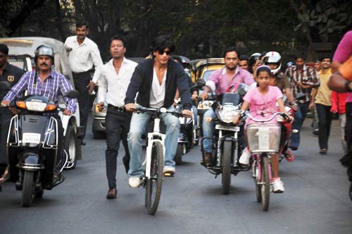 मुंबई में 'किंग खान' ने की 'शान की सवारी' | शाहरुख पर विशेष