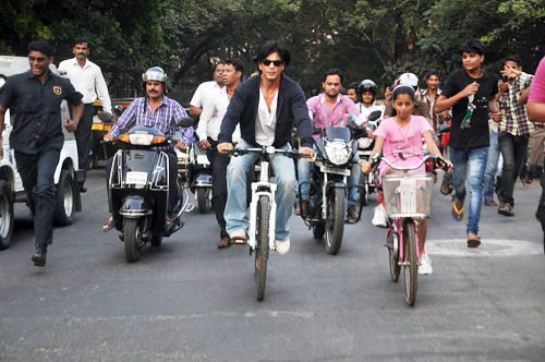 मुंबई में 'किंग खान' ने की 'शान की सवारी' | शाहरुख पर विशेष