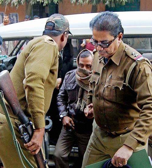 17 दिसंबर 2011: तस्वीरों में देखें दिनभर की बड़ी खबरें | पढ़ें