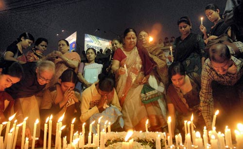 12 दिसंबर 2011: तस्वीरों में देखें दिनभर की बड़ी खबरें | पढ़ें