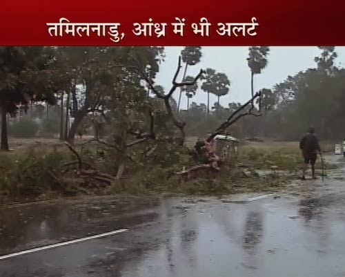 'ठाणे' तूफान ने मचाई तबाही