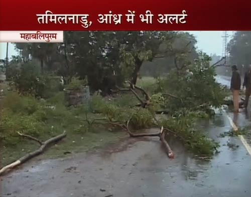 'ठाणे' तूफान ने मचाई तबाही