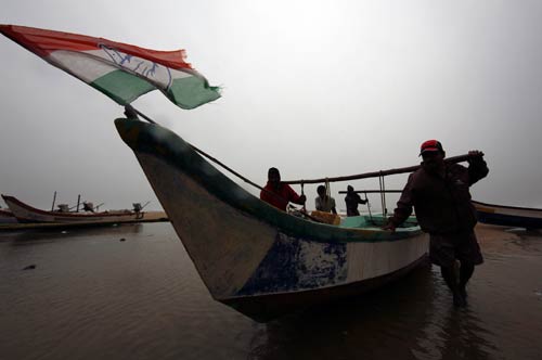 'ठाणे' तूफान ने मचाई तबाही