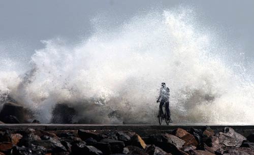 'ठाणे' तूफान ने मचाई तबाही