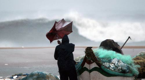 'ठाणे' तूफान ने मचाई तबाही