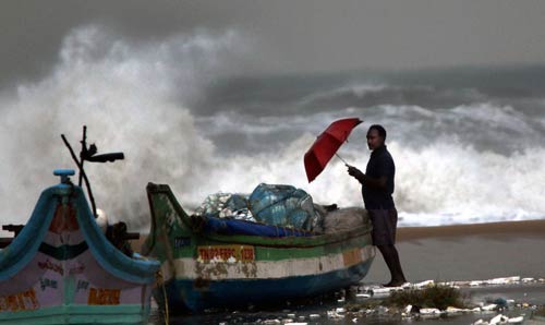 'ठाणे' तूफान ने मचाई तबाही