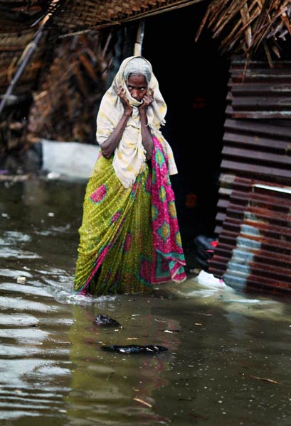 'ठाणे' तूफान ने मचाई तबाही