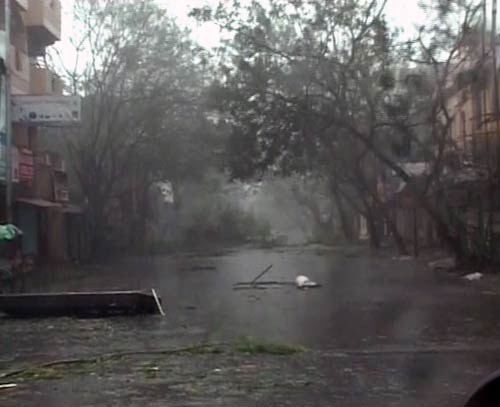 'ठाणे' तूफान ने मचाई तबाही