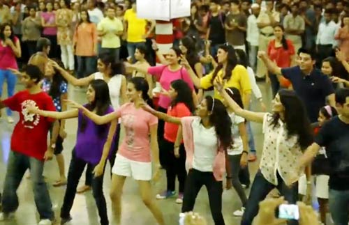 फ्लैश मॉब में झलका 'स्पिरिट ऑफ मुंबई' | वीडियो देखें