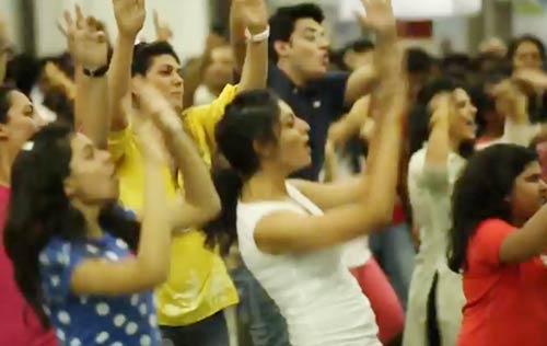 फ्लैश मॉब में झलका 'स्पिरिट ऑफ मुंबई' | वीडियो देखें
