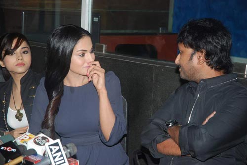 आखिर मिल ही गई वीना मलिक...| देखें विवादित फोटो