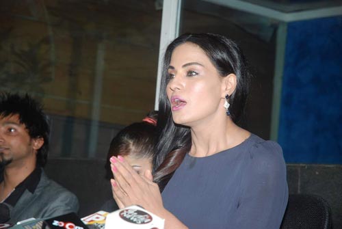 आखिर मिल ही गई वीना मलिक...| देखें विवादित फोटो