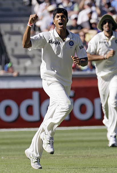 फ्लॉप बल्लेबाजी के बाद गेंदबाजों ने जगाई उम्मीद