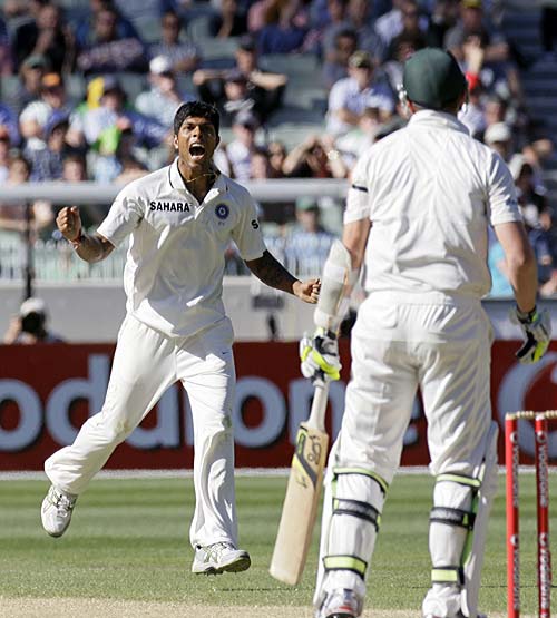 फ्लॉप बल्लेबाजी के बाद गेंदबाजों ने जगाई उम्मीद