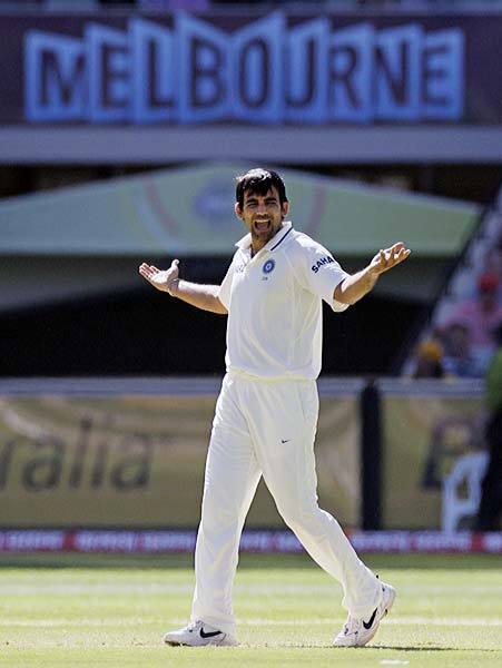 फ्लॉप बल्लेबाजी के बाद गेंदबाजों ने जगाई उम्मीद